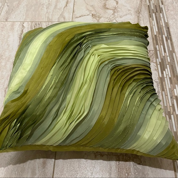 Pair of green wave ruffled pillows - Picture 6 of 9